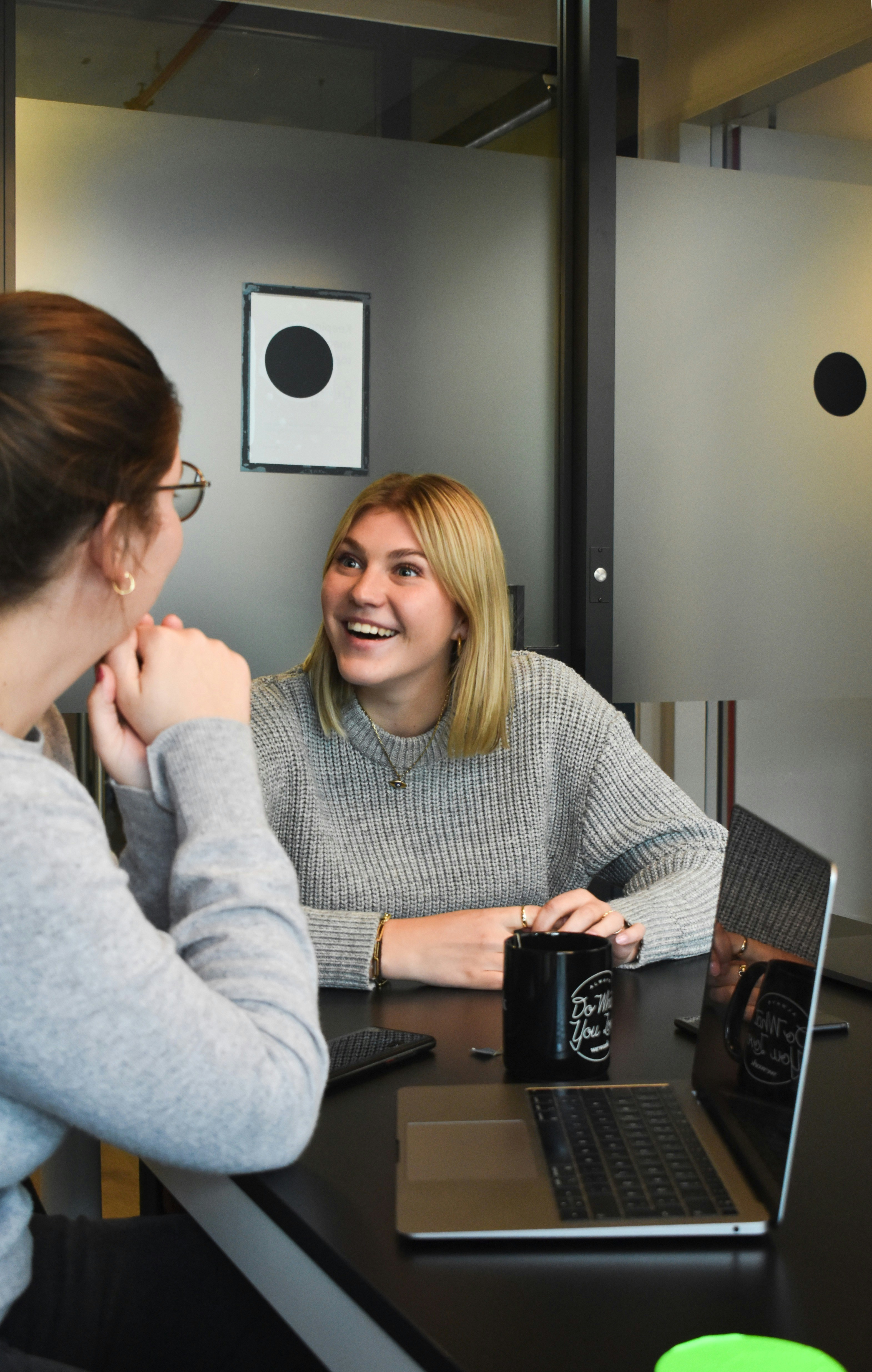 Professionella i ett energifyllt kontorsmöte